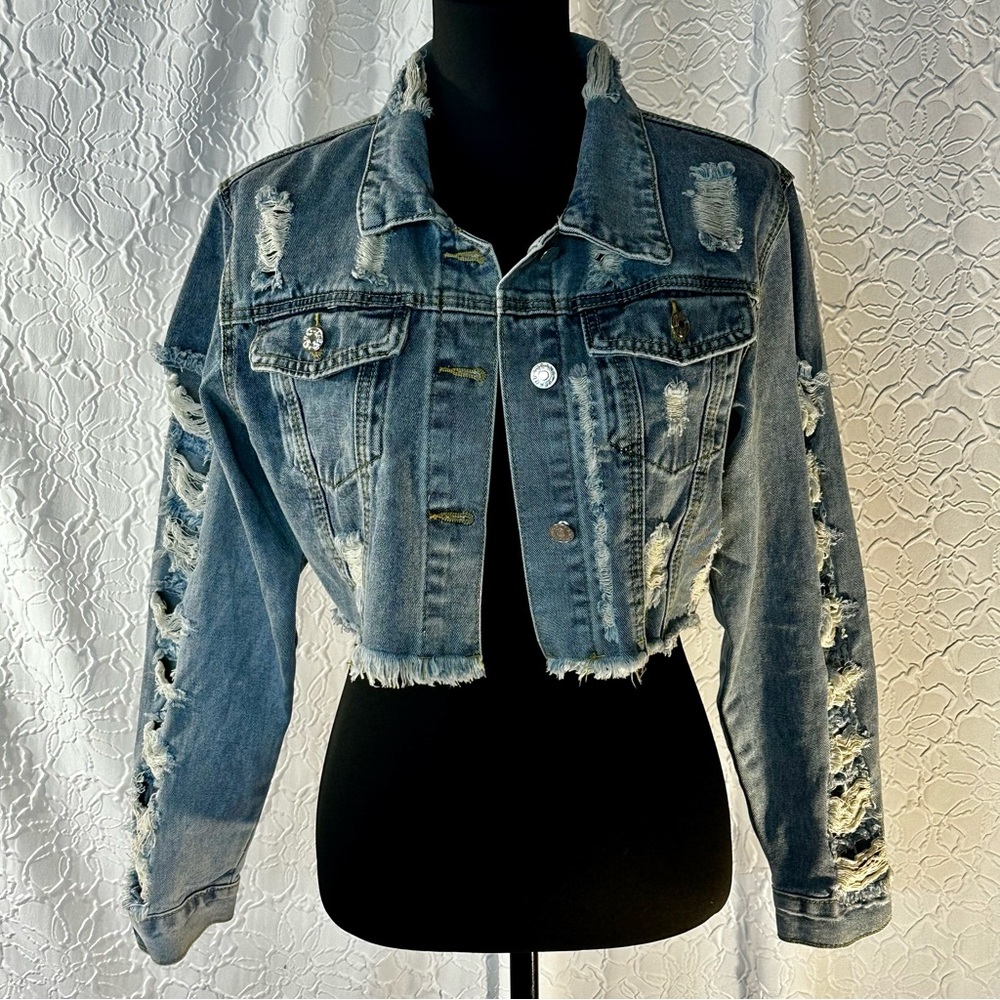 Distressed Crop Light Wash Jean Jacket ‼️NWOT‼️
